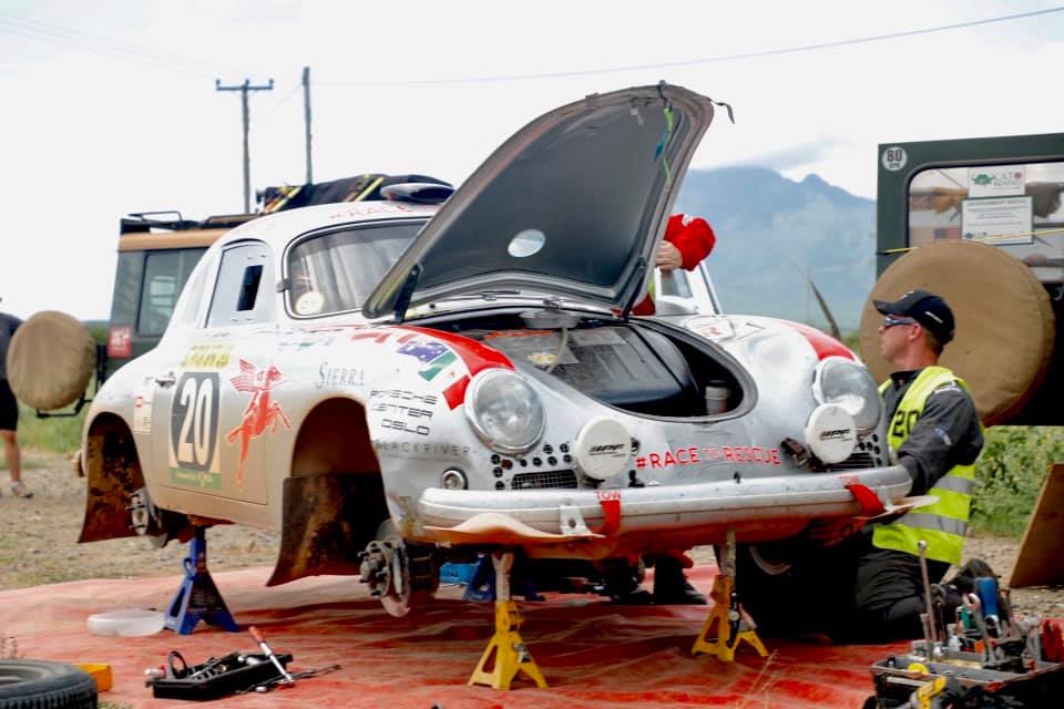 porsche356_repair Dos mujeres, un Porsche 356 y la vuelta al mundo