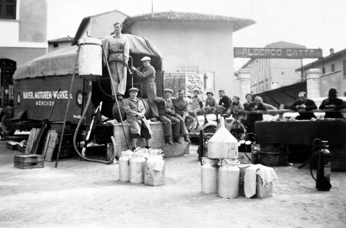 BMW_paddock_millemiglia 80 años del triunfo de BMW en las Mille Miglia