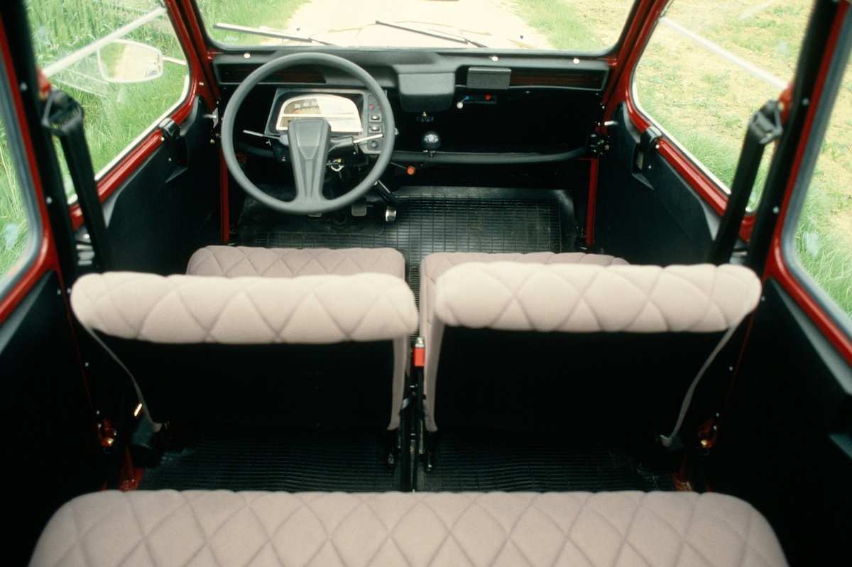 citroen-2cv-6-charleston_interior SemanalClásico - Revista online de coches clásicos, de colección y sport - retromobile paris